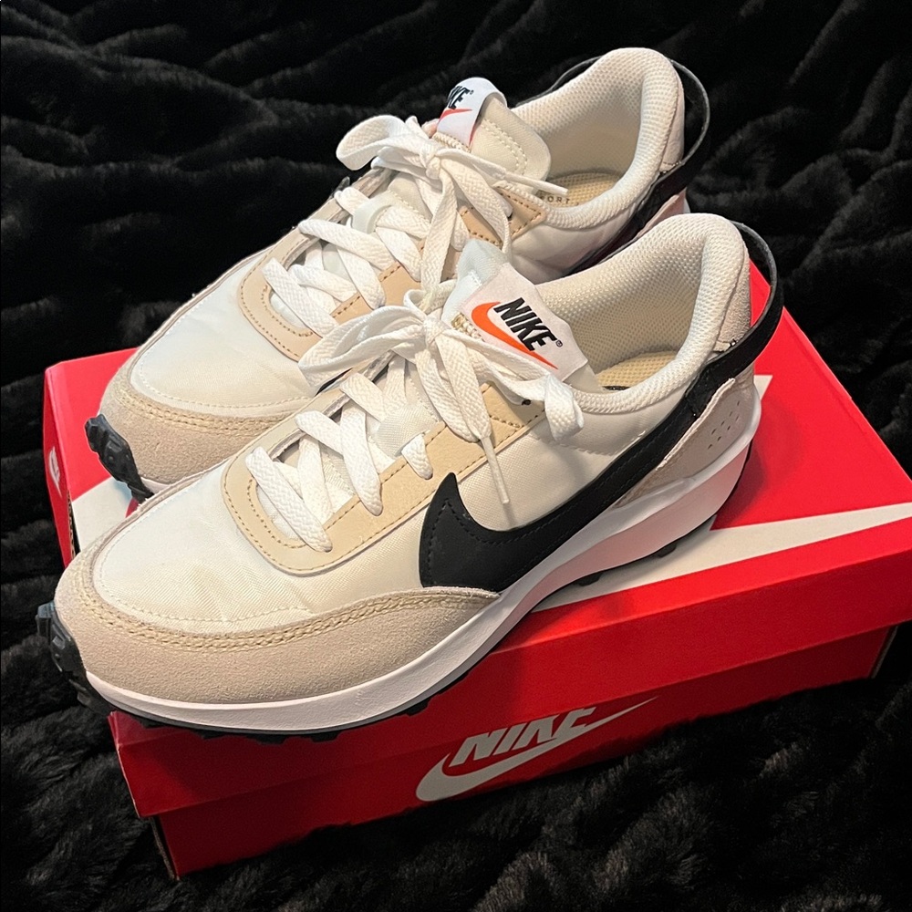 Women’s Nike waffle debut size 6.5